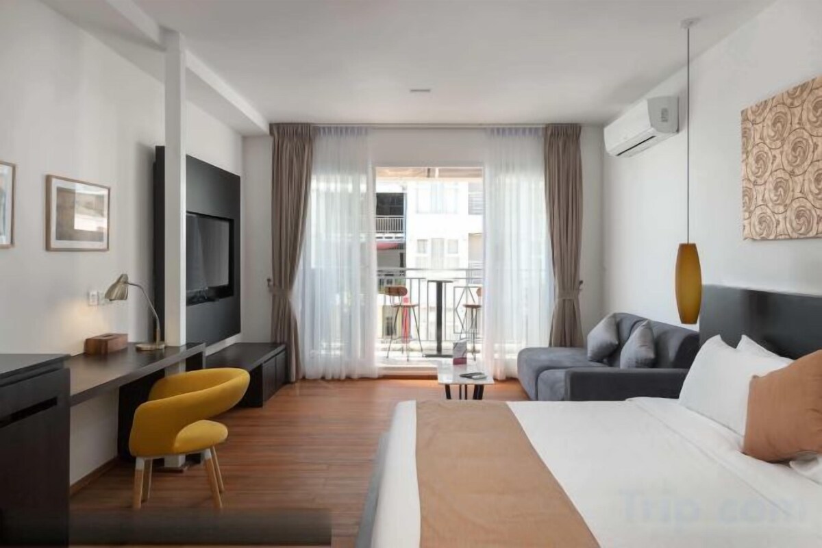 Premium bedding, pillowtop beds, minibar, in-room safe