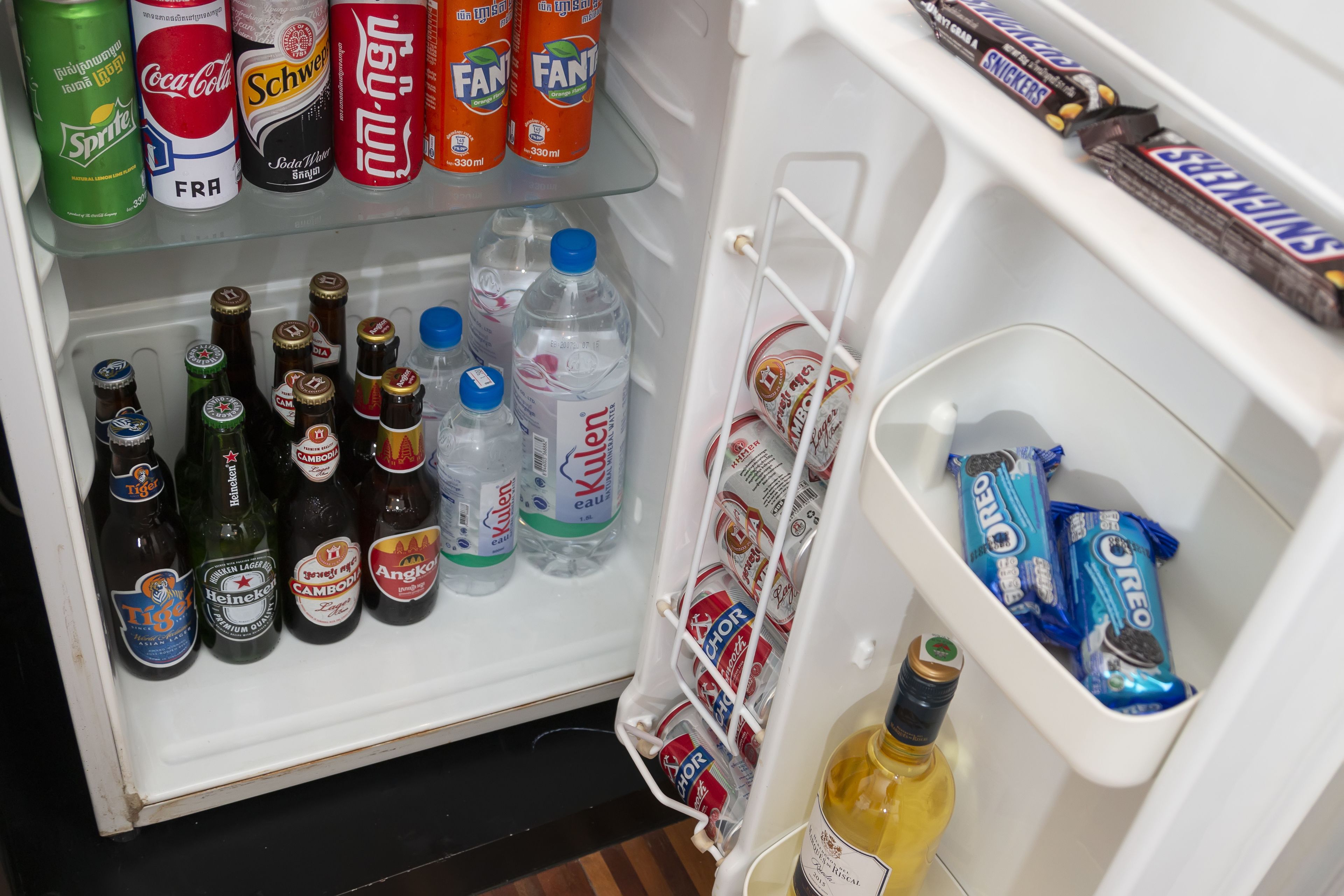 Un réfrigérateur rempli de boissons et d’en-cas.