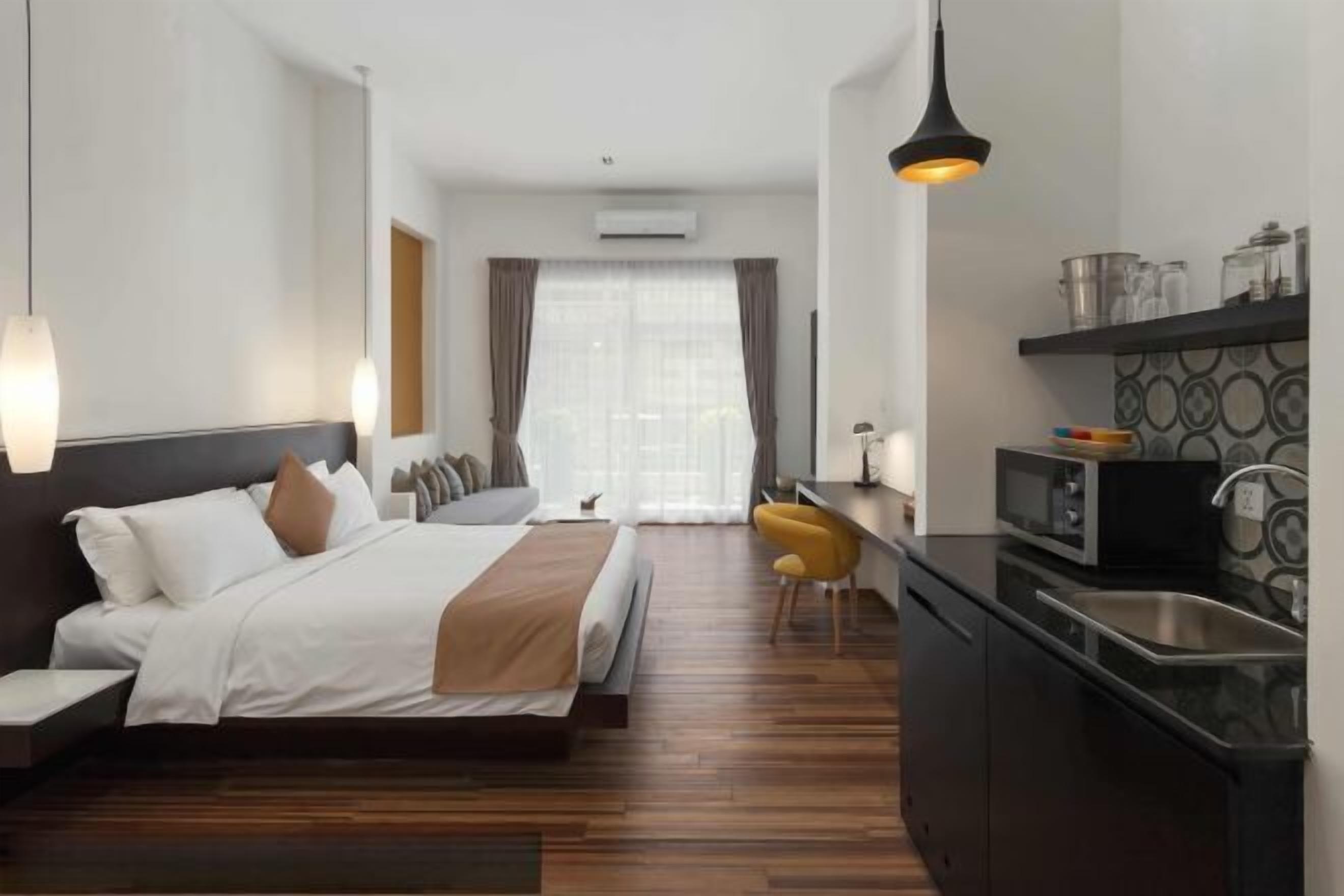 Premium bedding, pillowtop beds, minibar, in-room safe