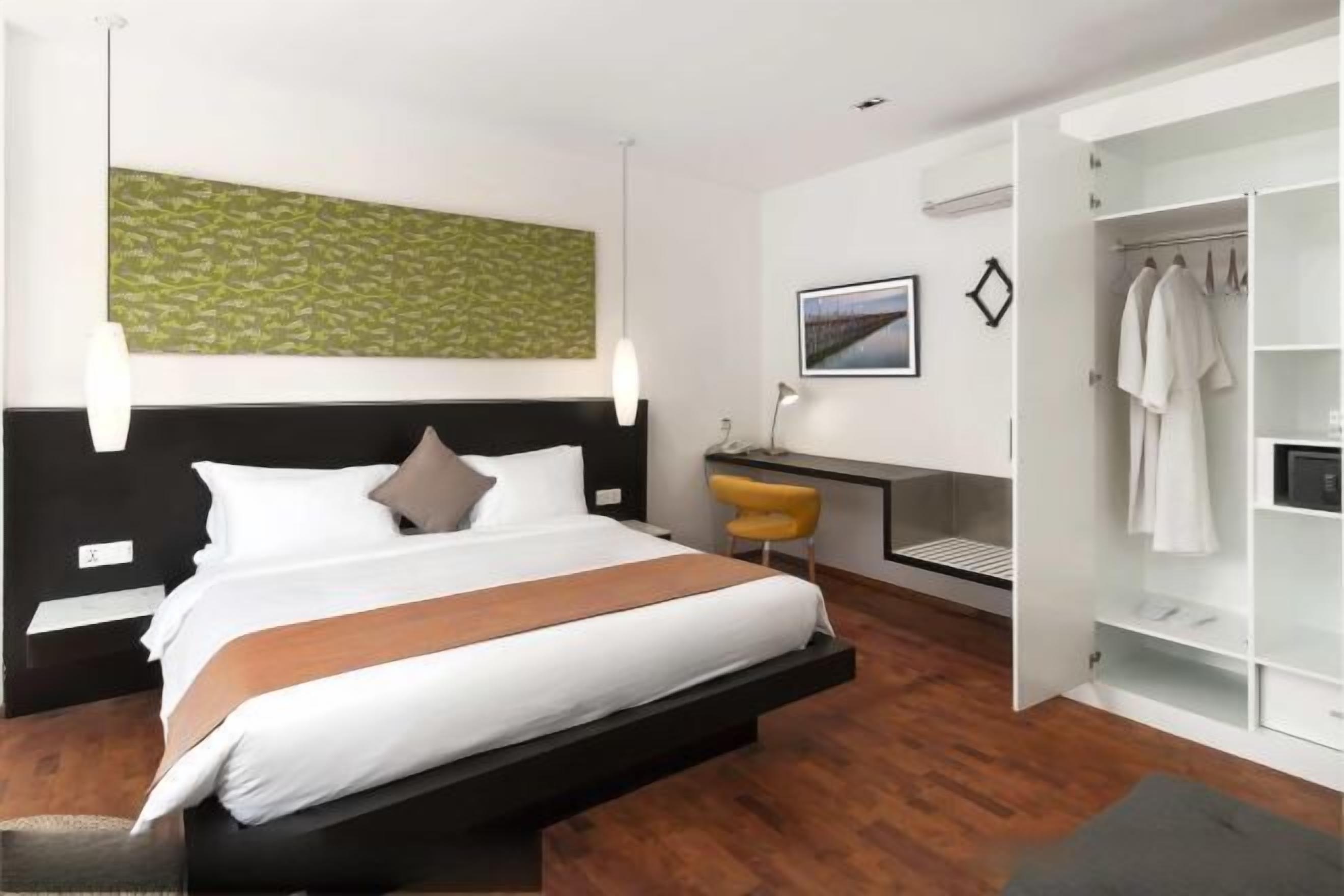 Premium bedding, pillowtop beds, minibar, in-room safe