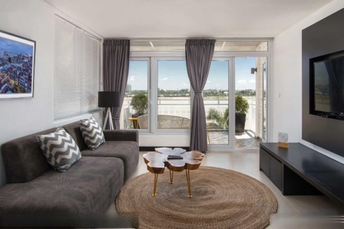 Living area | 50-inch flat-screen TV with cable channels
