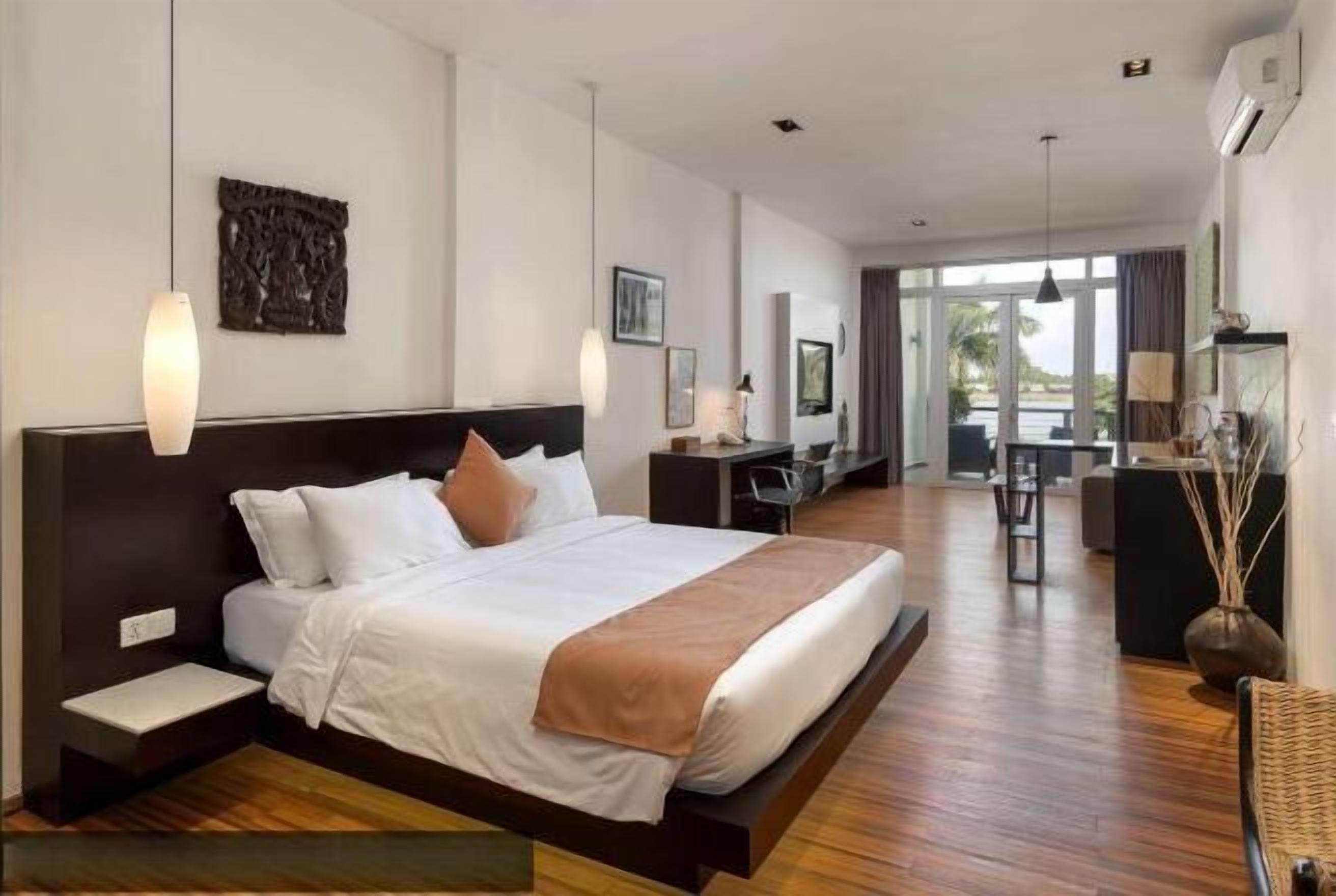 Premium bedding, pillowtop beds, minibar, in-room safe