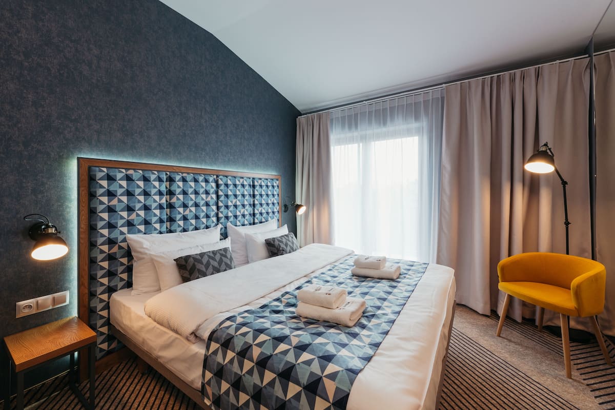 Roupas de cama premium, escrivaninha, quartos à prova de som