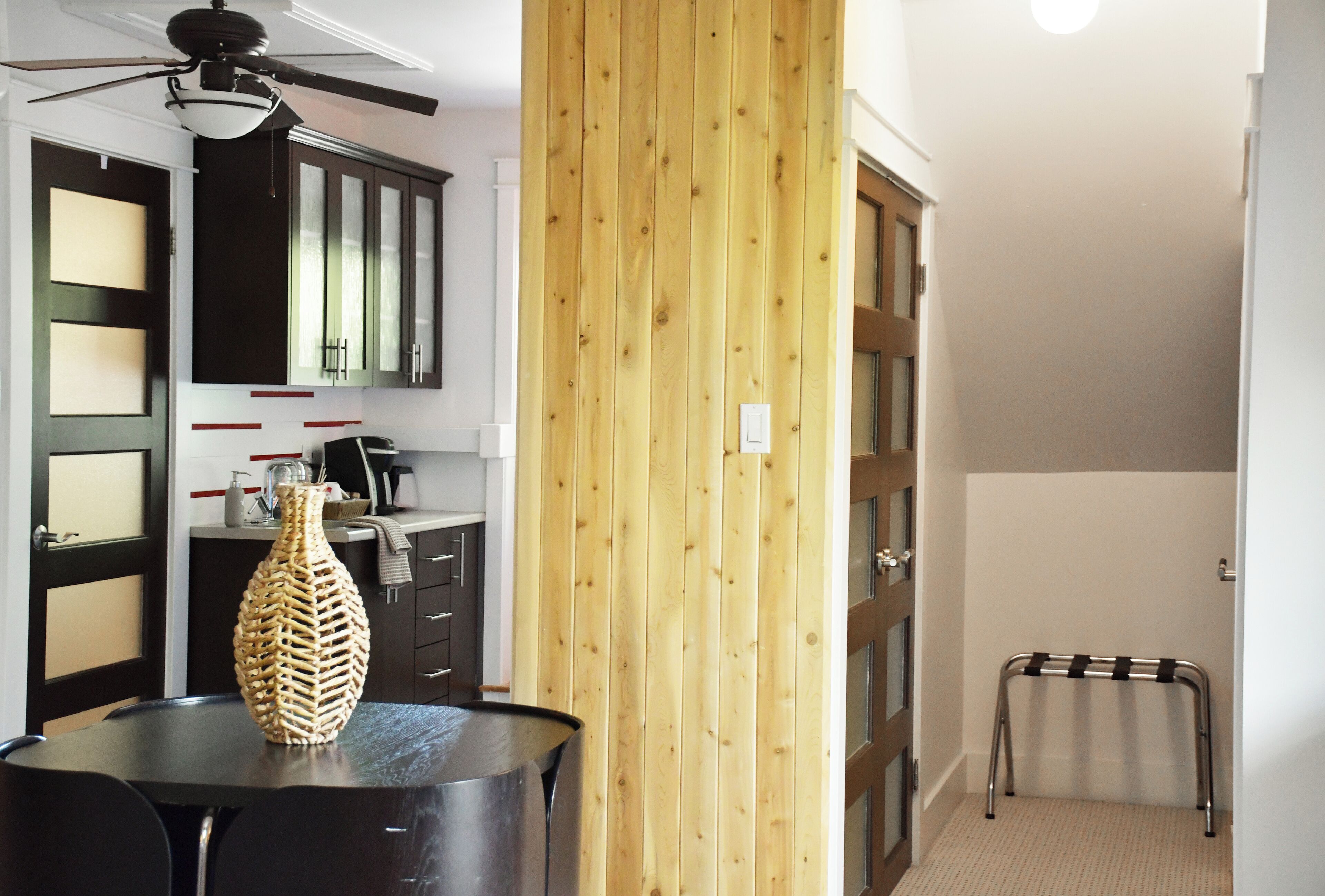 executive suite, 2 queen beds, kitchenette | private kitchen | coffee/tea maker