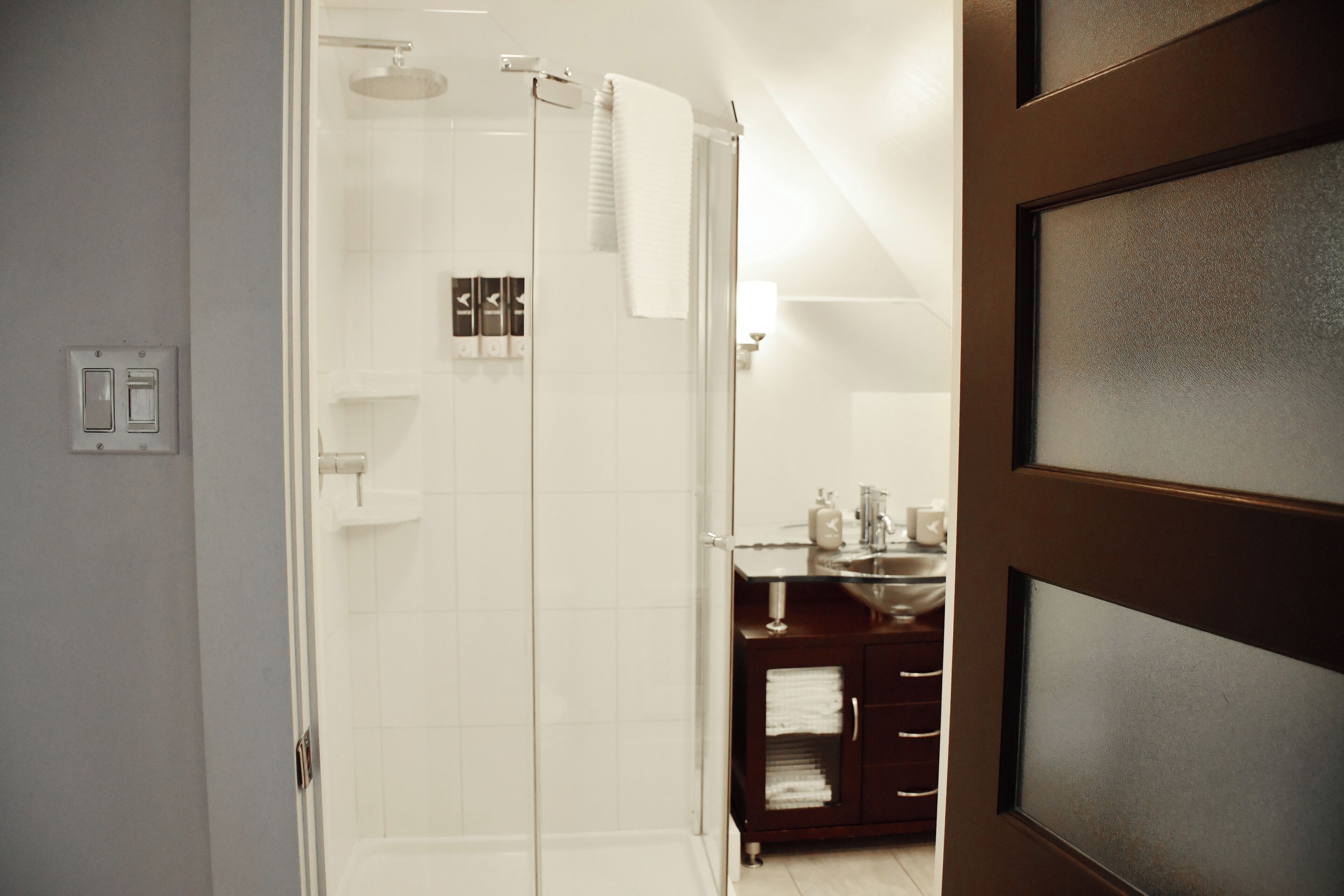 executive suite, 2 queen beds, kitchenette | bathroom | free toiletries, towels