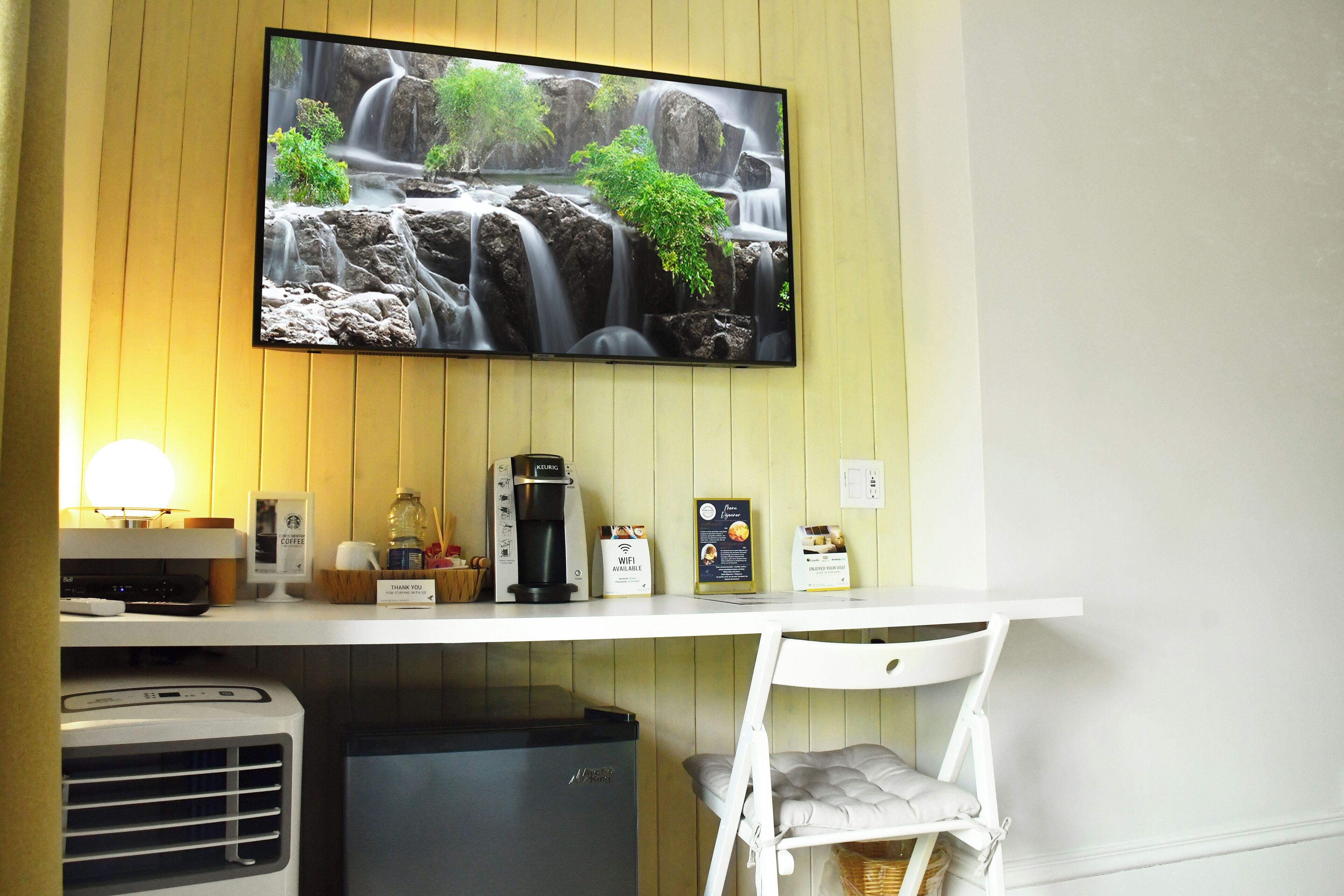 basic room, 1 double bed, bathtub | living area | flat-screen tv