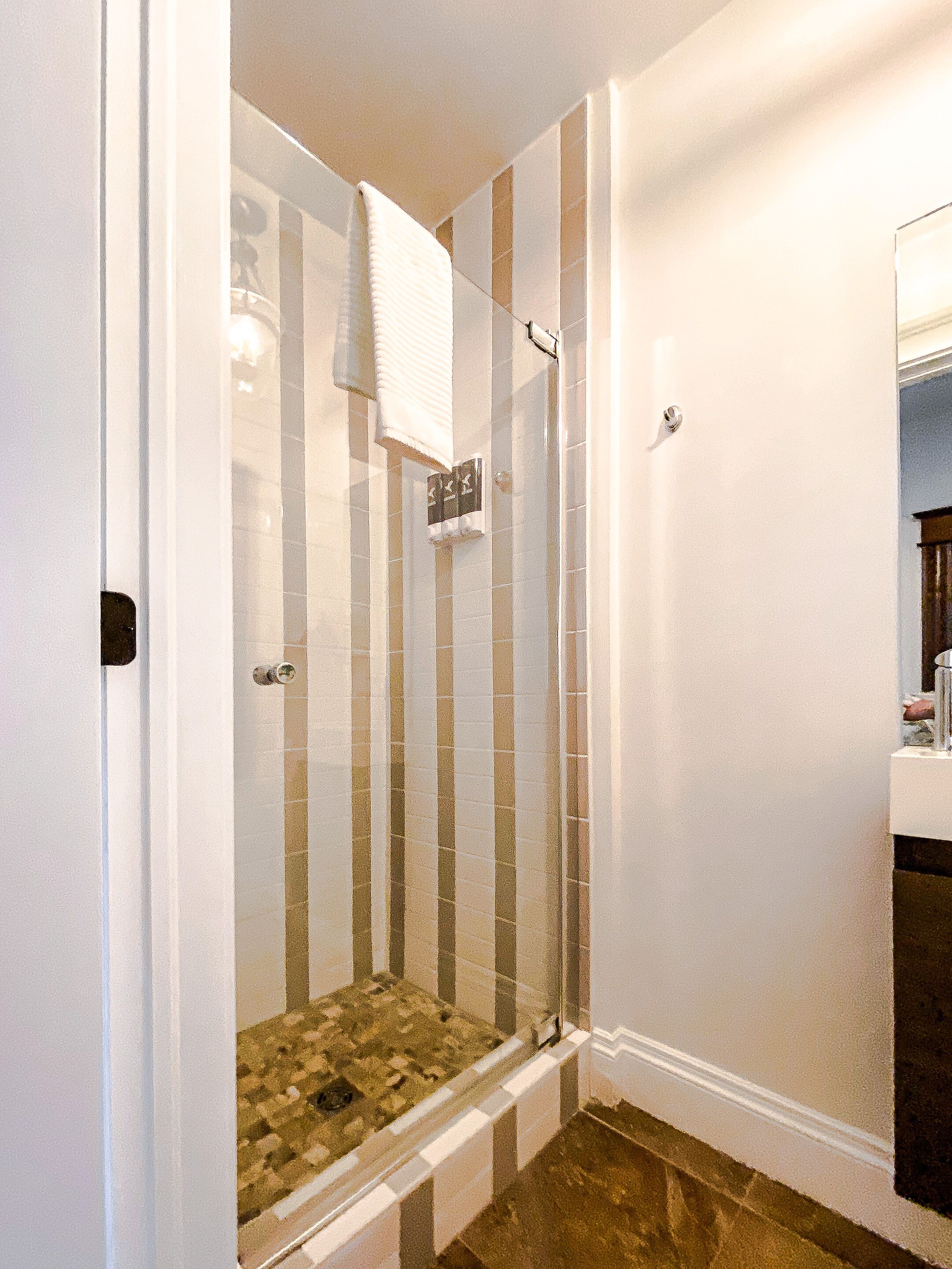 deluxe suite, multiple bedrooms, bathtub | bathroom | free toiletries, towels