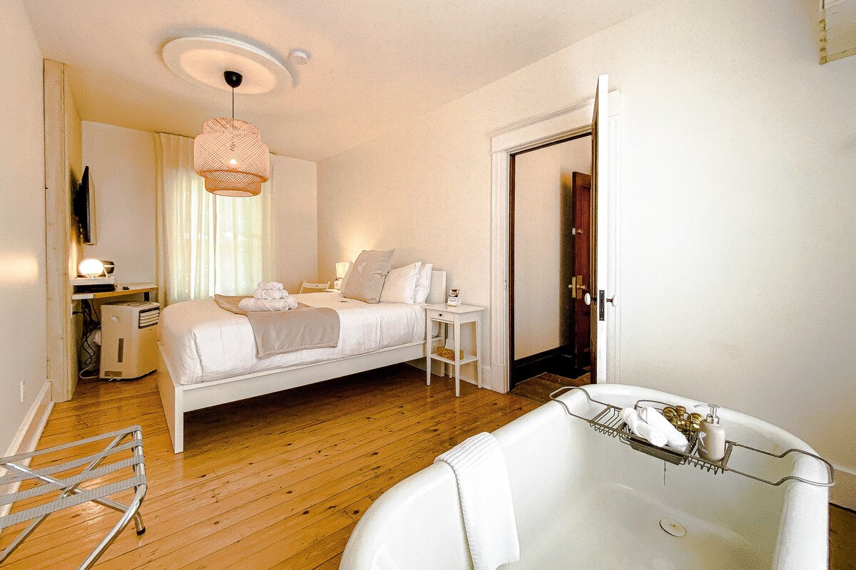 Deluxe Suite, Multiple Bedrooms, Bathtub