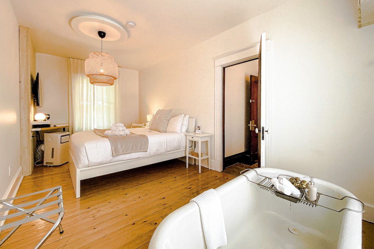 Deluxe Suite, Multiple Bedrooms, Bathtub