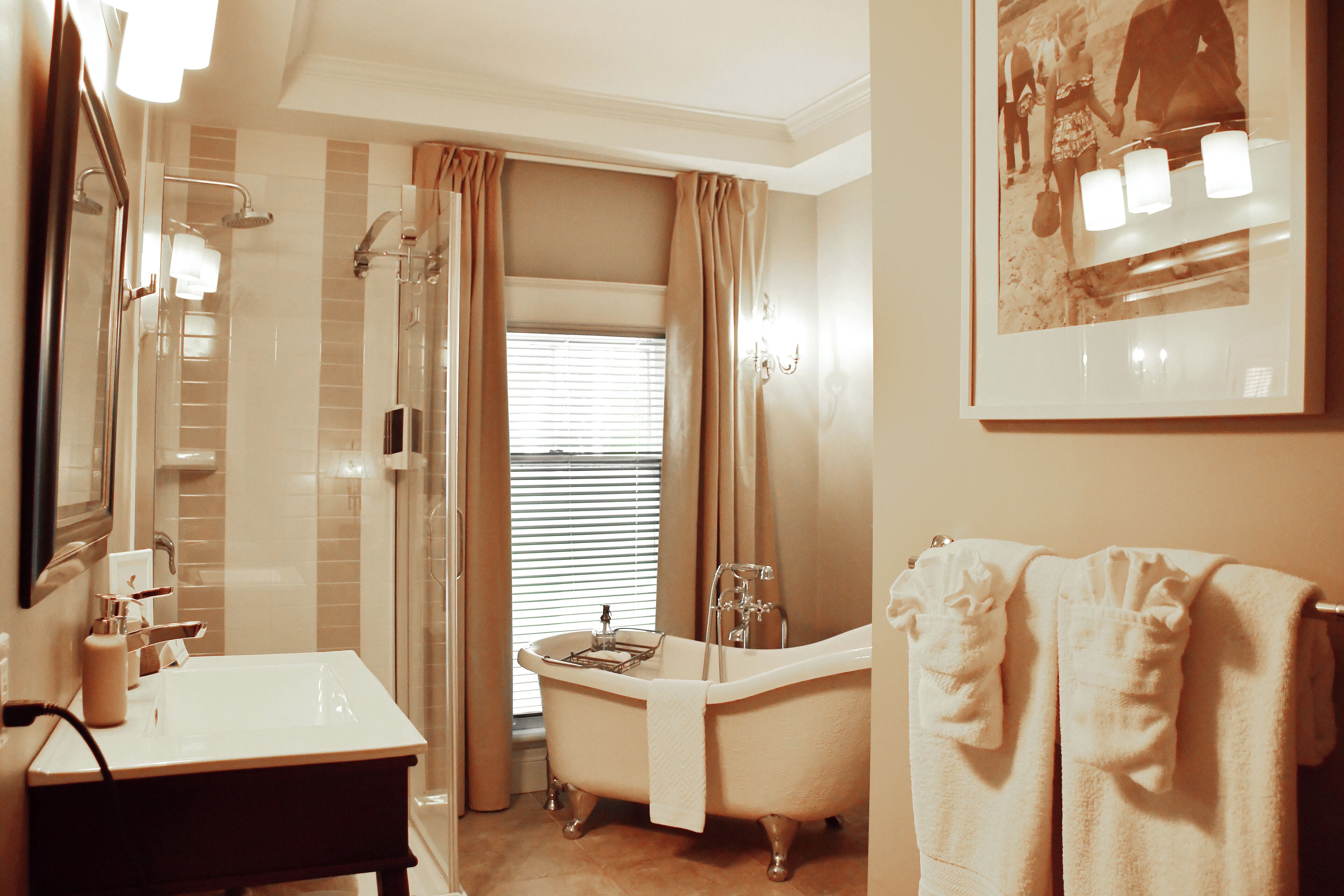 basic room, 1 double bed, bathtub | bathroom | free toiletries, towels