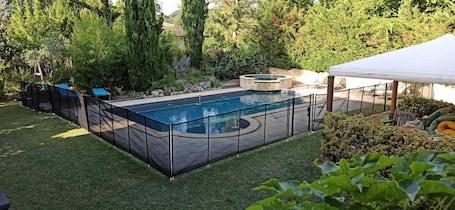 Seasonal outdoor pool, pool umbrellas, pool loungers. Chambre d'hôtes Park des Collines - Gîte