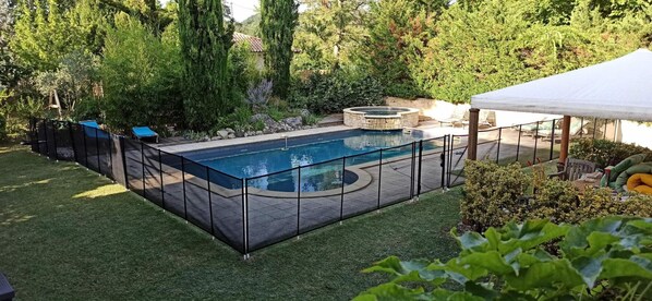 Seasonal outdoor pool, pool umbrellas, sun loungers - Chambre d'hôtes Park des Collines - Gîte (Genissieux)