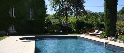 Piscine extérieure (ouverte en saison), parasols de plage