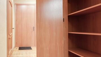 Basic-Apartment, 1 Schlafzimmer | 1 Schlafzimmer, Schreibtisch, Bügeleisen/Bügelbrett, kostenloses WLAN