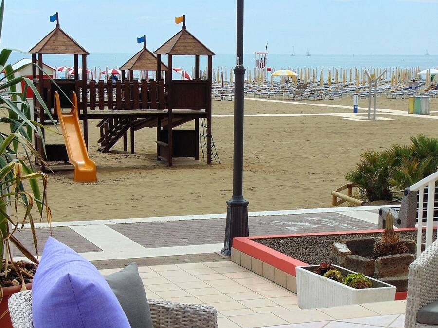 Childrenâs play area â outdoor