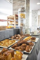 Desayuno buffet diario (EUR 12 por persona)