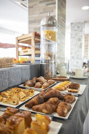 Café da manhã com buffet todos os dias (EUR 12 por pessoa)