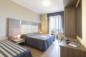 In-room safe, desk, free WiFi, bed sheets - Hotel Columbus (Caorle)