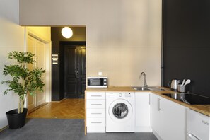 شقة في المدينة - غرفة نوم واحدة - بشرفة | مطبخ صغير خاص | ثلاجة، ميكروويف، موقد طهي مسطح، ماكينة لصنع القهوة/الشاي