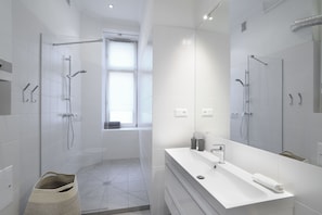 Douche, articles de toilette (gratuits), séchoir à cheveux