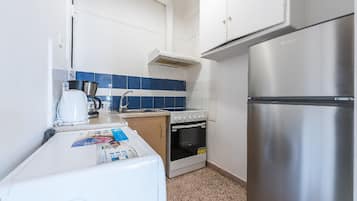 Refrigerador con freezer, horno, placa de cocina, cafetera/tetera