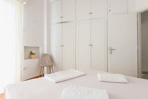 Apartamento, 4 habitaciones (Super Paradise Acropolis View) | Espacio para trabajar con un portátil, wifi gratis, ropa de cama