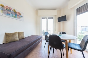 Apartment, 2 Schlafzimmer, Küche (#3Β) | Wohnbereich