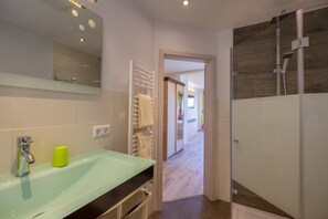Comfort-dobbeltværelse - balkon (Zustellbett) | Badeværelse | Bruser, håndklæder