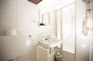 Eenvoudige tweepersoonskamer | Badkamer | Een douche, handdoeken