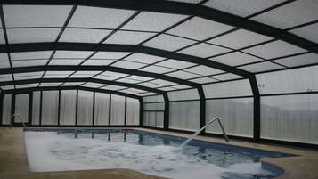 Alberca techada, alberca al aire libre por temporada y camastros