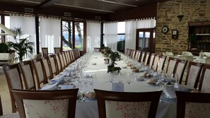 Serveert ontbijt, lunch en diner