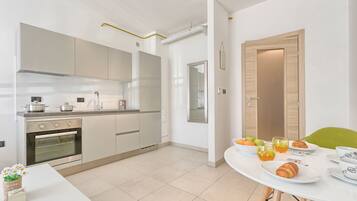 Premier Studio | Private kitchen | Fridge, oven, stovetop, coffee/tea maker