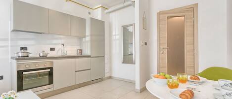 Premier-Studio | Eigene Küche | Kühlschrank, Ofen, Herdplatte, Wasserkocher mit Kaffee-/Teezubehör