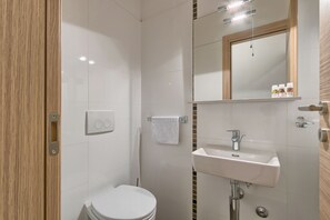 Appartement Confort, 2 chambres | Salle de bain | Ensemble baignoire-douche, articles de toilette (gratuits)