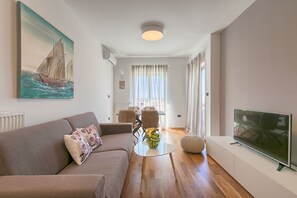 Comfort-Apartment, 2 Schlafzimmer | Schreibtisch, schallisolierte Zimmer, Bügeleisen/Bügelbrett