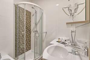 Comfort Studio Suite, 1 Bedroom | Bathroom | Combined shower/bathtub, free toiletries, hair dryer, bidet - Lavanda & Olliva Apartments (Fazana)