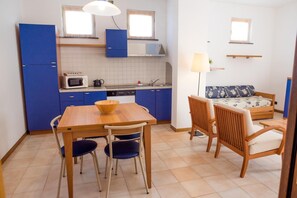 Full-sized fridge, microwave, stovetop, dishwasher