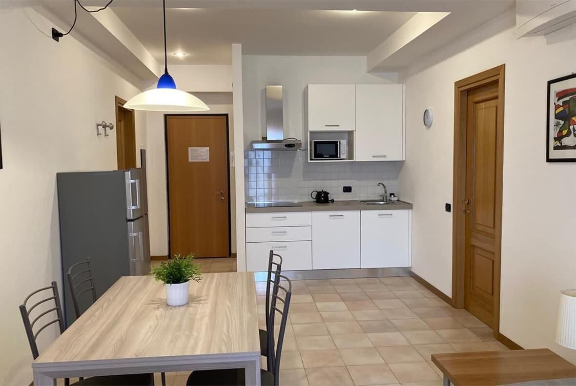 Lemari es besar, microwave, kompor, dan mesin pencuci piring