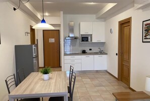 Peti sejuk/penyejuk beku saiz penuh, ketuhar gelombang mikro, dapur