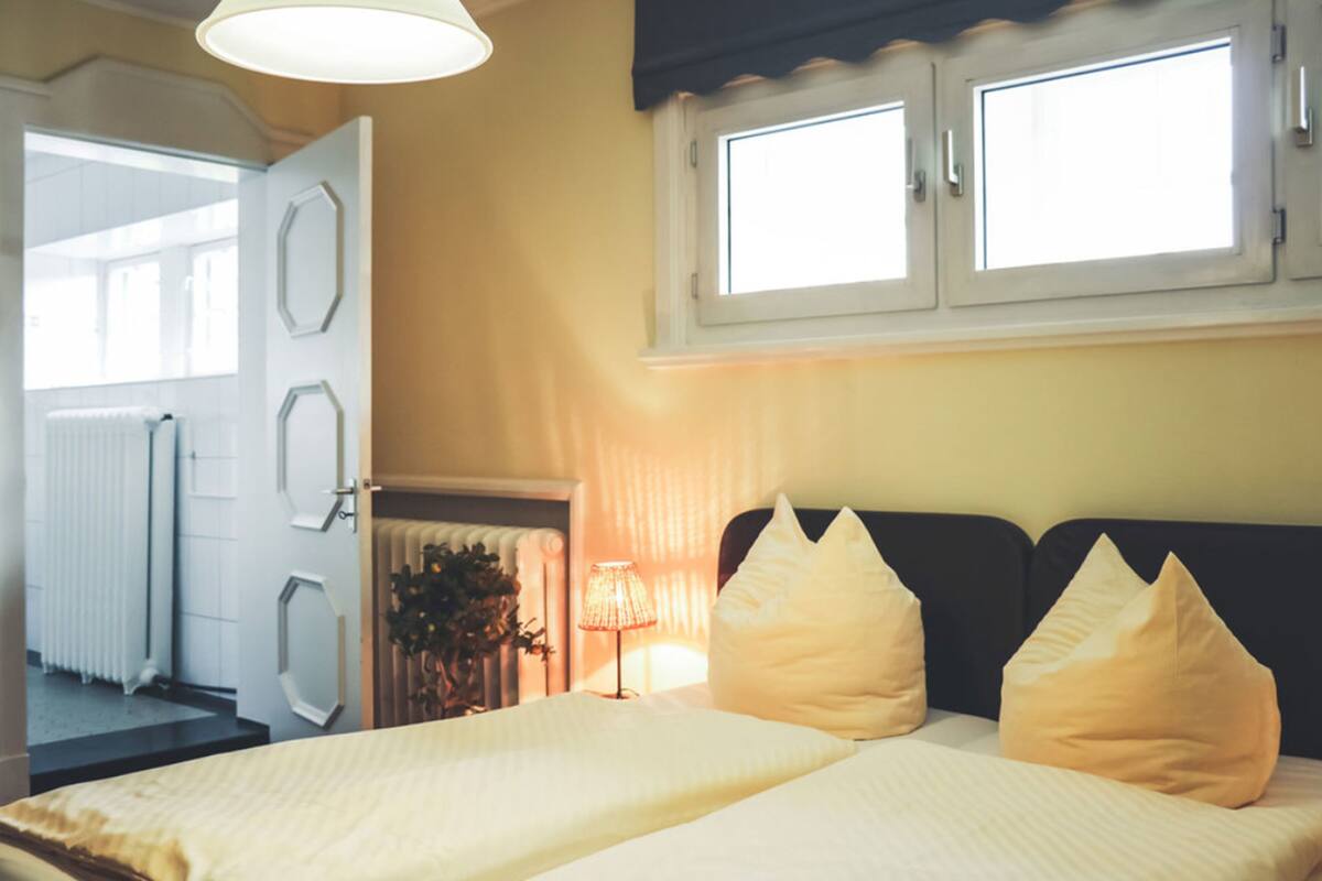 Cortinas blackout, cunas gratuitas y ropa de cama