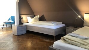 Twin Room | Blackout drapes, cribs (free), bed sheets - Hotel Doppeleiche (Fehmarn)