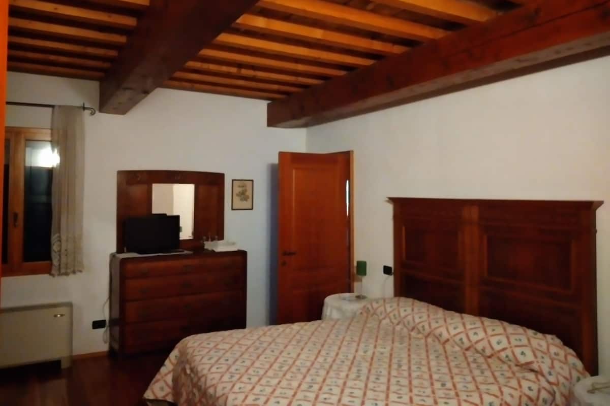 Kamer, 1 twee- of 2 eenpersoonsbedden, uitzicht op tuin | 1 slaapkamer, een laptopwerkplek, gratis wifi, beddengoed
