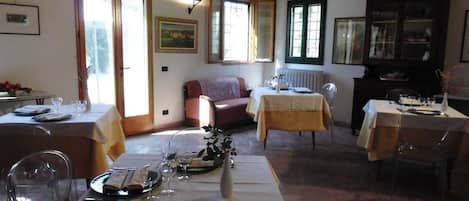 Breakfast, lunch, dinner served; local cuisine, garden views