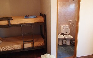 Habitación cuádruple clásica, varias camas, baño privado | Escritorio y wifi gratis 