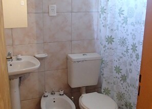 Habitación cuádruple clásica, varias camas, baño privado | Baño | Regadera, amenidades de baño gratuitas, bidet, toallas 