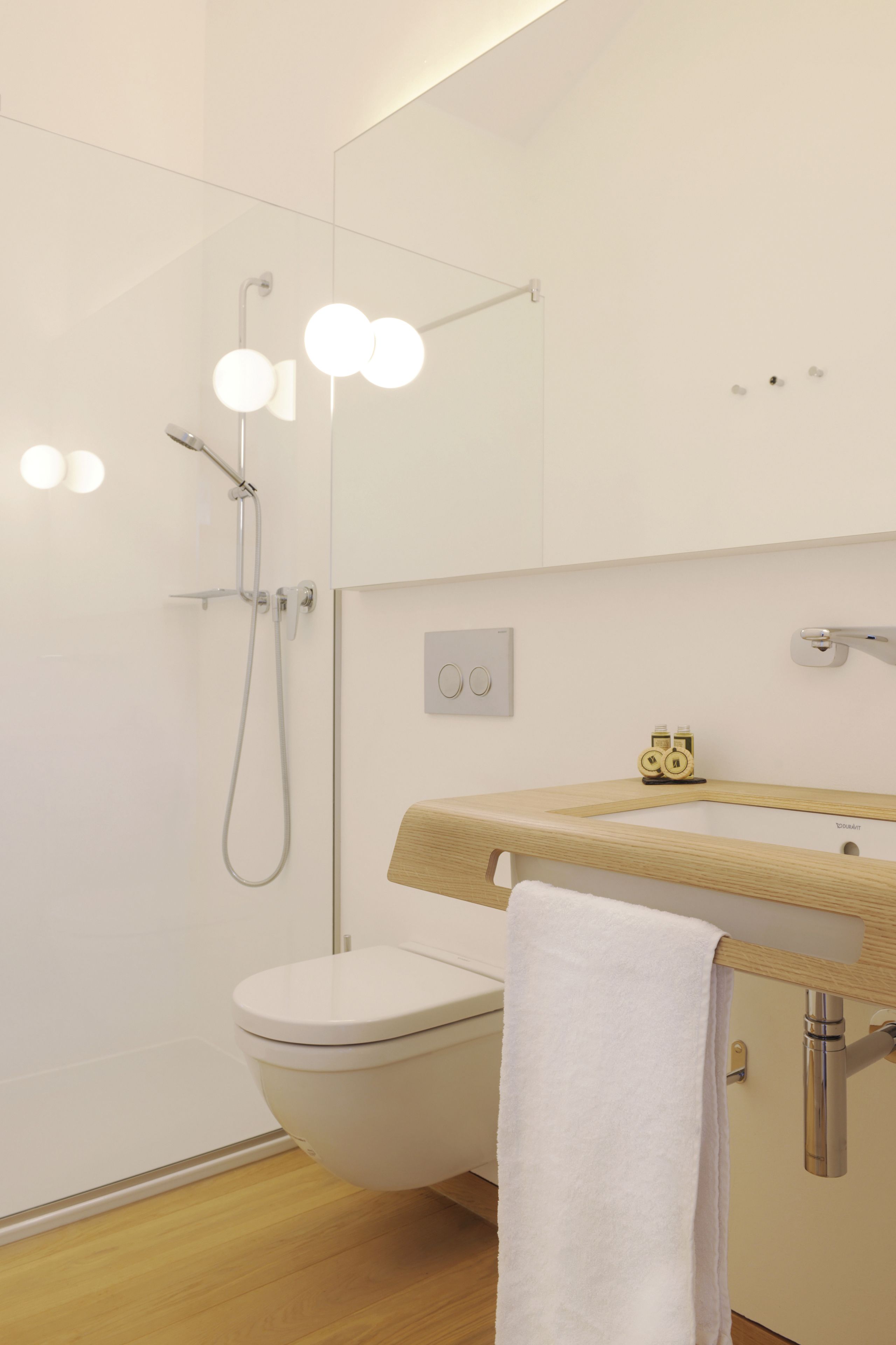 Ein modernes Badezimmer mit Toilette, Dusche und Waschtisch.