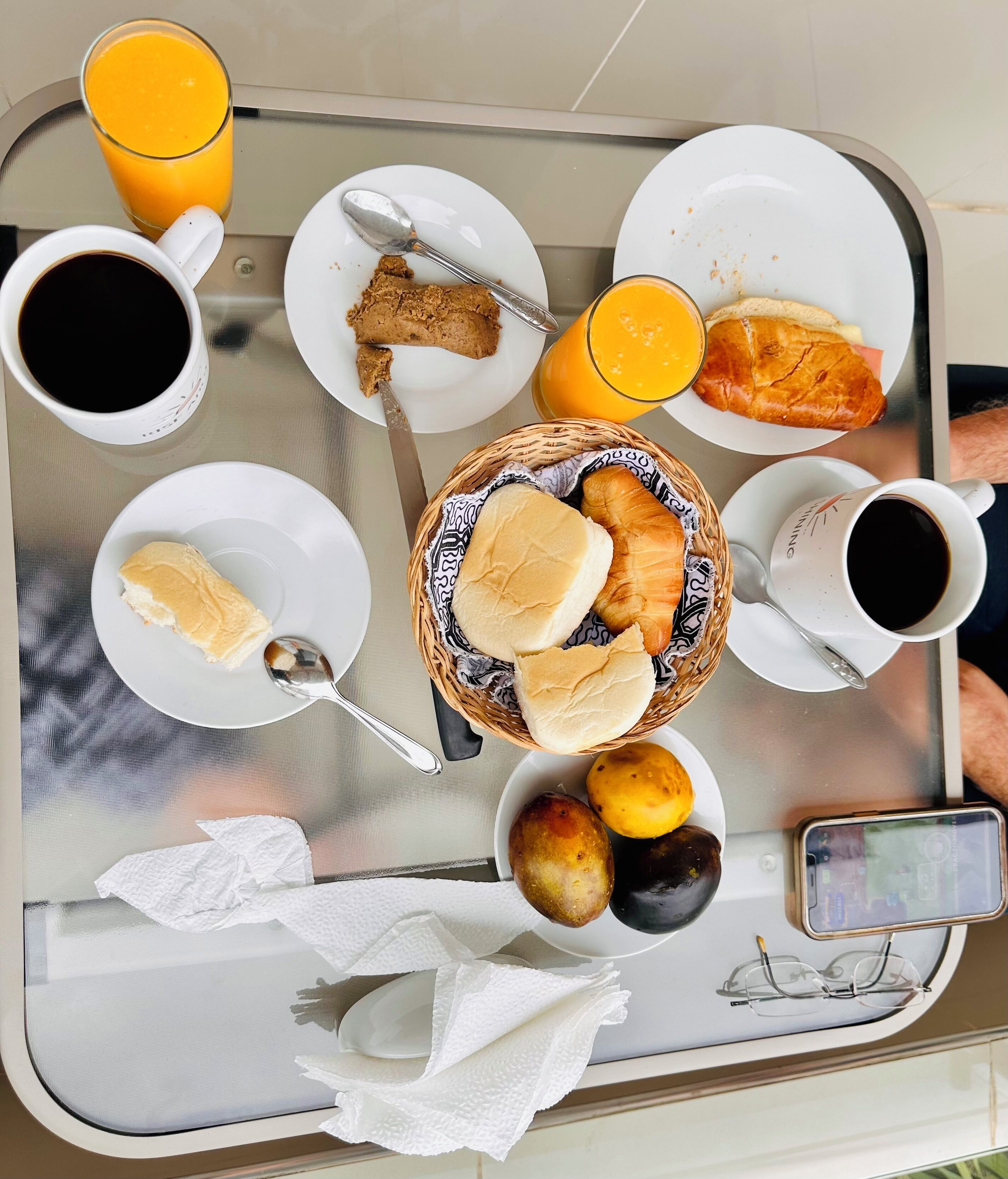 Una bandeja de desayuno con diversas comidas y bebidas.