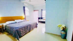 Executive Studio Suite | Premium bedding, minibar, desk, laptop workspace