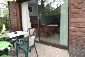 Una habitación con una cama, una mesa y sillas.