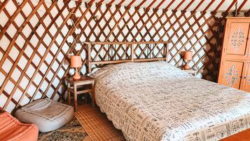 Tente Standard, plusieurs lits, vue jardin 5 | Individually decorated, individually furnished, desk, iron/ironing board